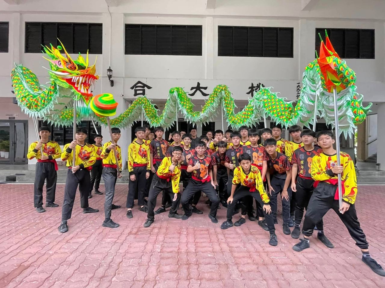 南华独中龙狮团贺新岁