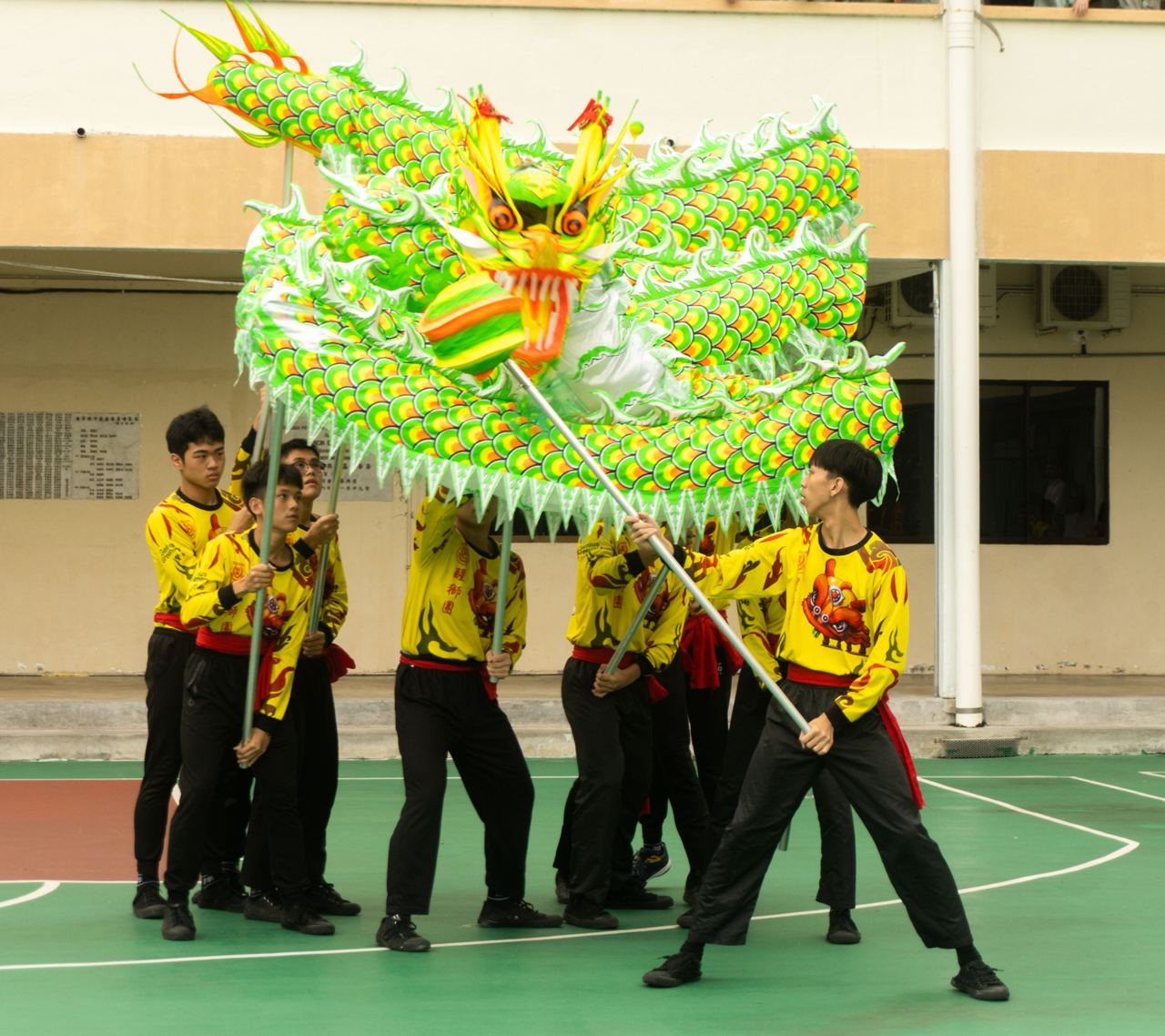南华独中龙狮团贺新岁