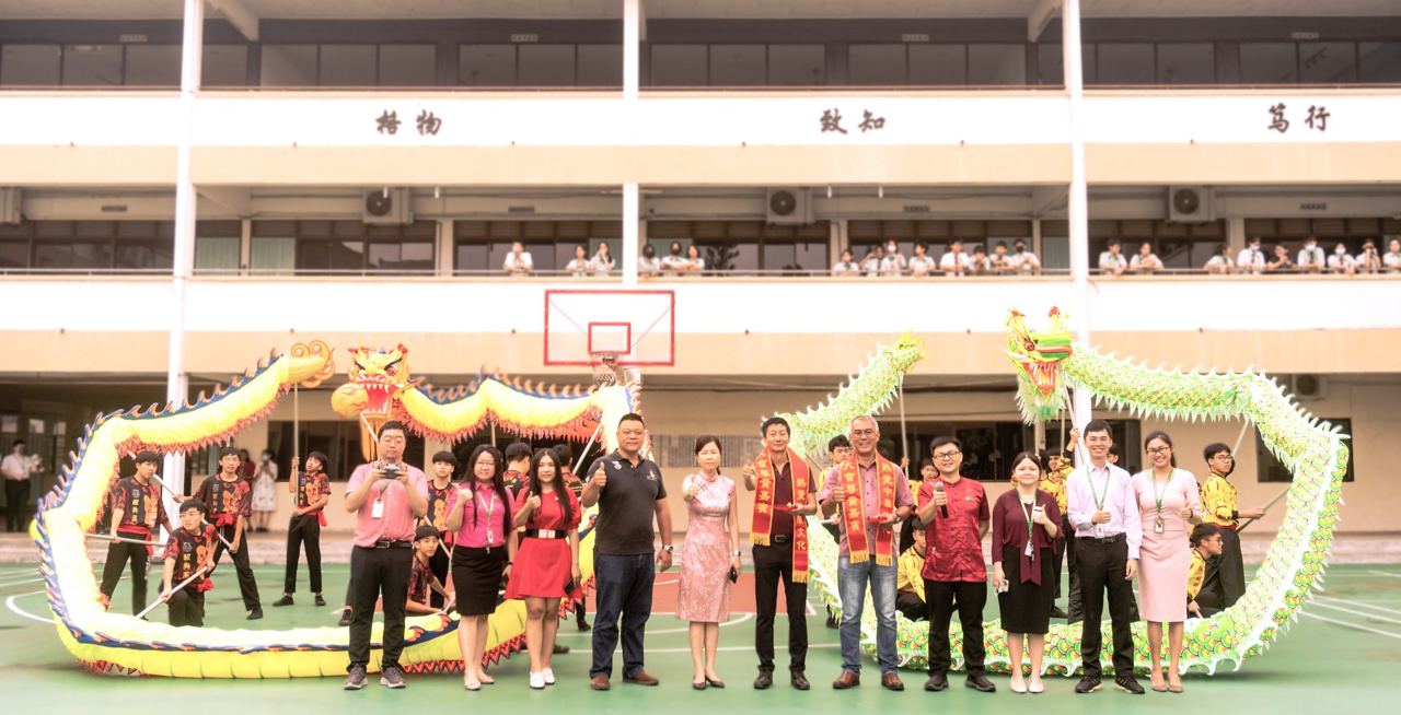 南华独中龙狮团贺新岁
