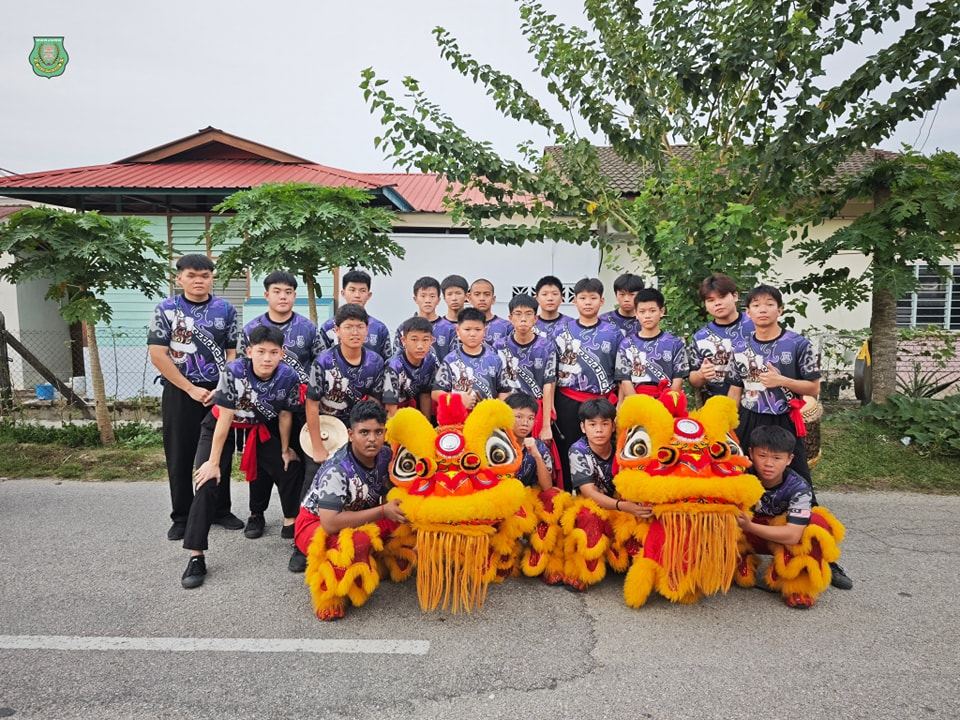 南华独中龙狮团贺新岁