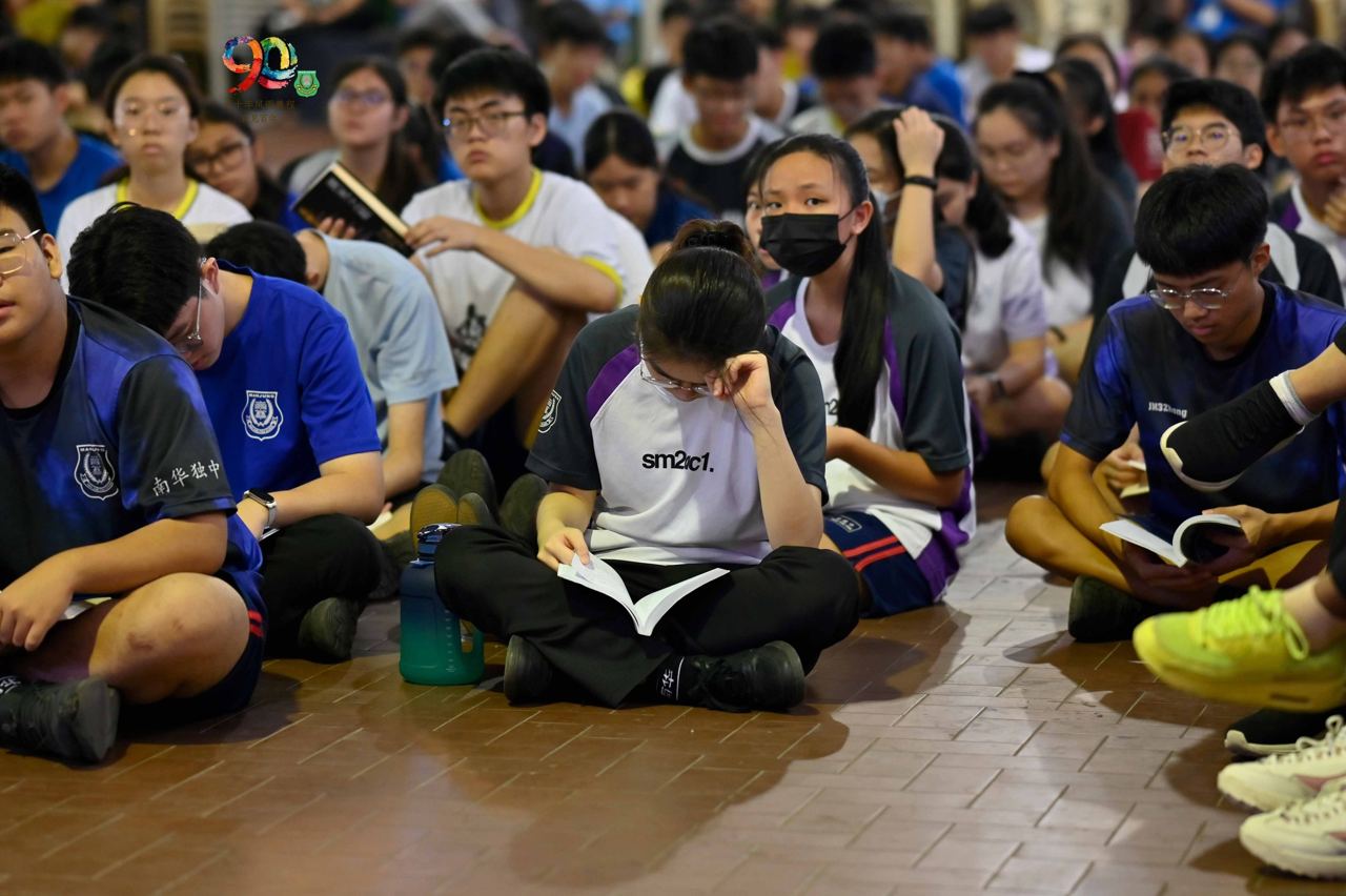 以正义为尺 · 以阅读为镜